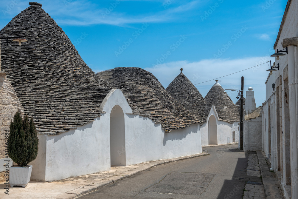słynne białe domu z kamienistymi dachami w miejscowości Alberobello - obrazy, fototapety, plakaty 