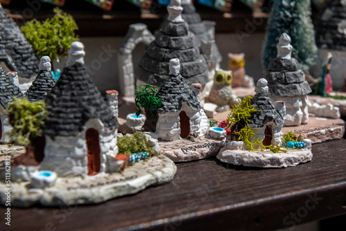 miniaturki pamiątkowe symbolu Alberobello - domków Trullo