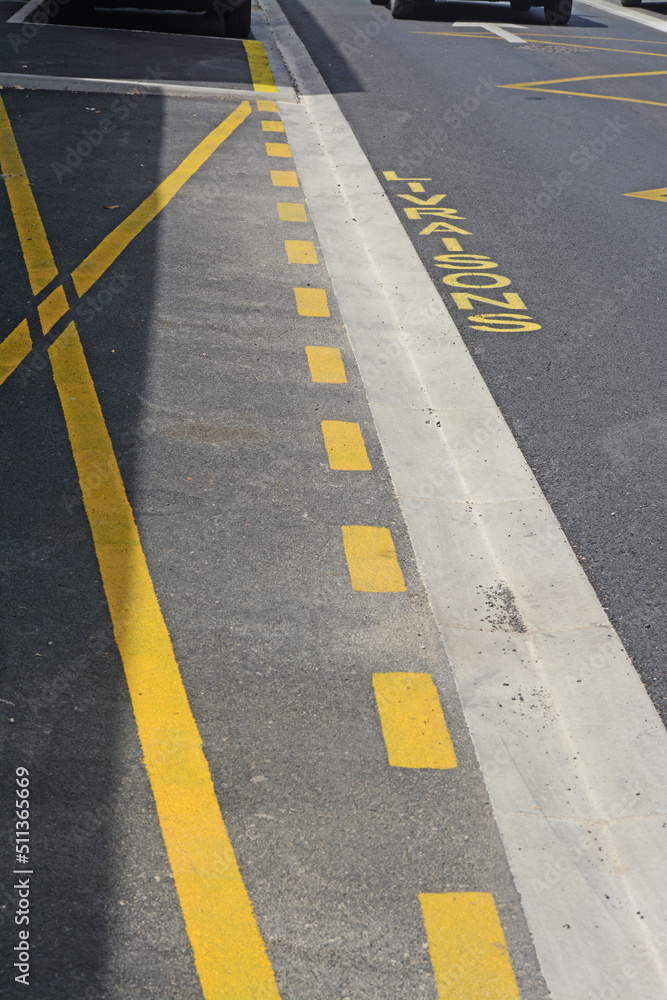 Signalisation horizontale : zone réservée aux livraisons. Signalisation horizontale : zone réservée aux livraisons.
