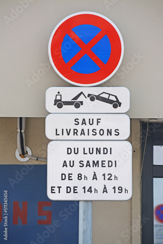 Panneau arrêt interdit, sauf livraison, stationnement gênant. photo