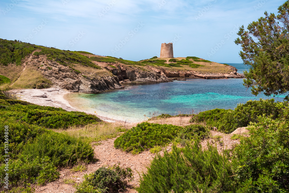 Sardegna, spiaggia e antica torre costiera di Piscinnì, vicino a Teulada, Italia, Europa 