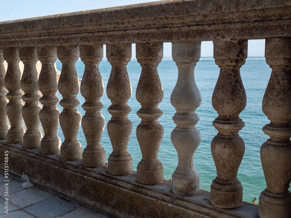 Fototapeta premium Balustrade vor dem Mittelmeer im mediterranen Stil