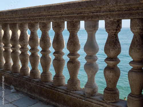 Balustrade vor dem Mittelmeer im mediterranen Stil photo