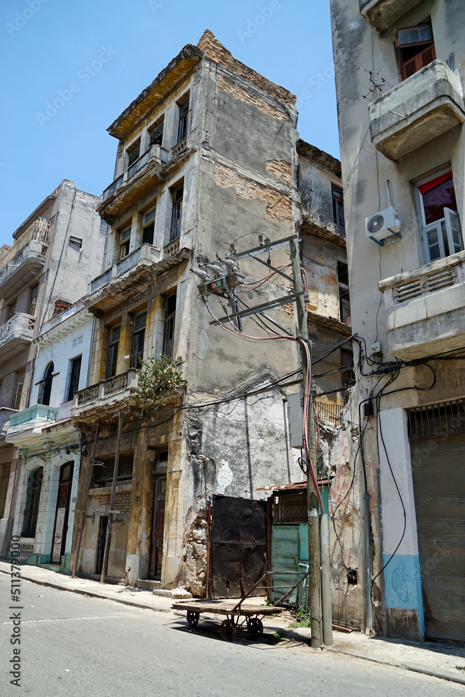 colorful oold houses in havana colorful oold houses in havana
