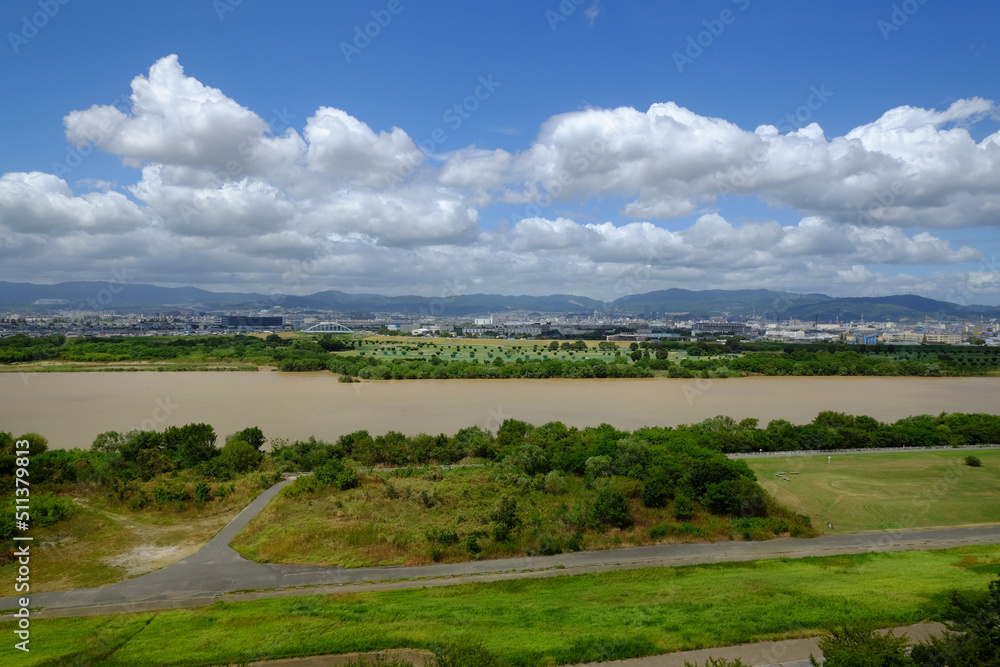 Obraz premium 大雨の後の淀川の風景