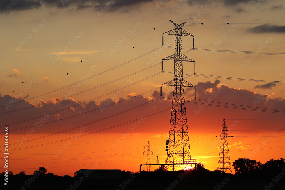 Duże słupy energetyczne z elektrowni dostarczają prąd do miasta - obrazy, fototapety, plakaty 