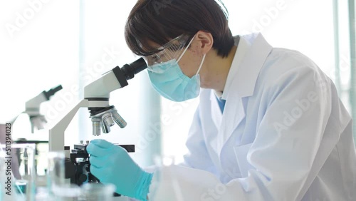顕微鏡を覗く研究者