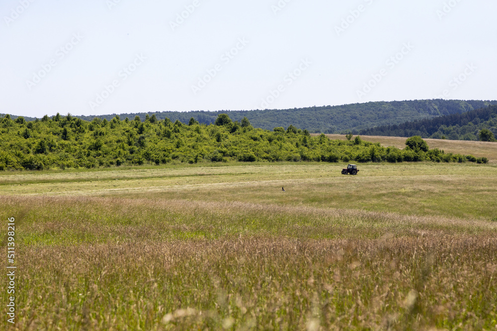 Wunderschöne Landschaft mit einem Traktor