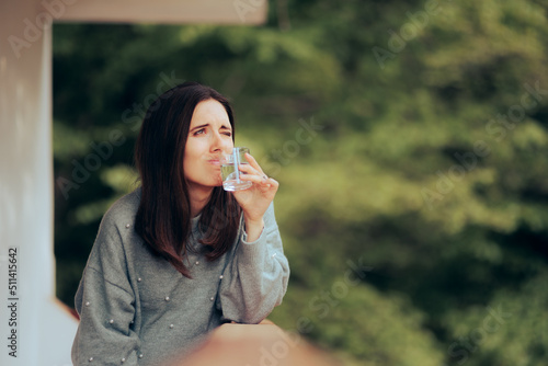 Foto Funny Woman Unhappy with Water Quality and Smell