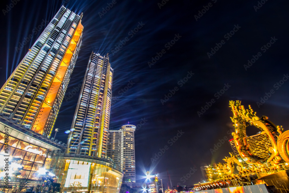 Obraz premium Khlong San,Bangkok,Thailand on November 11,2018:Grand Opening of ICONSIAM,the new shopping complex on the riverbank of Chao Phraya River.