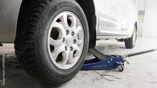 Jacking up the car for wheel repair