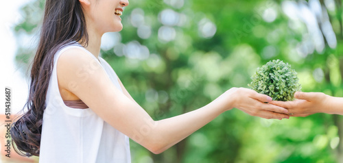 植物を持つ女性（SDGs・地球環境）
