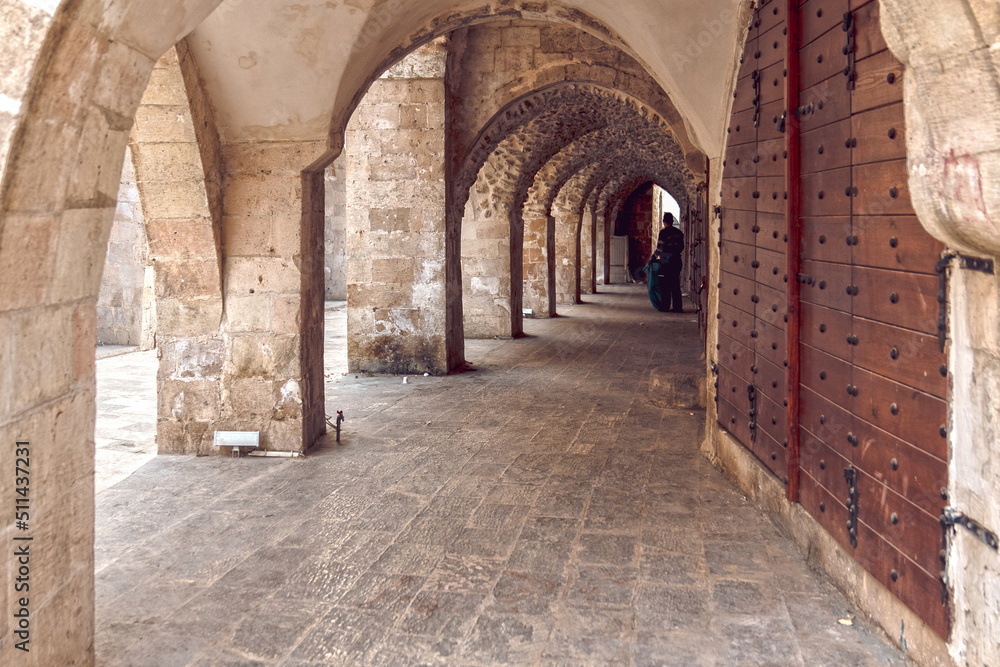 Obraz premium archway in the town