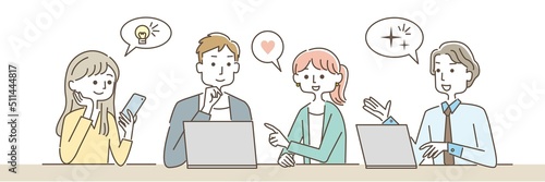 パソコンを見ながら仕事をする男女