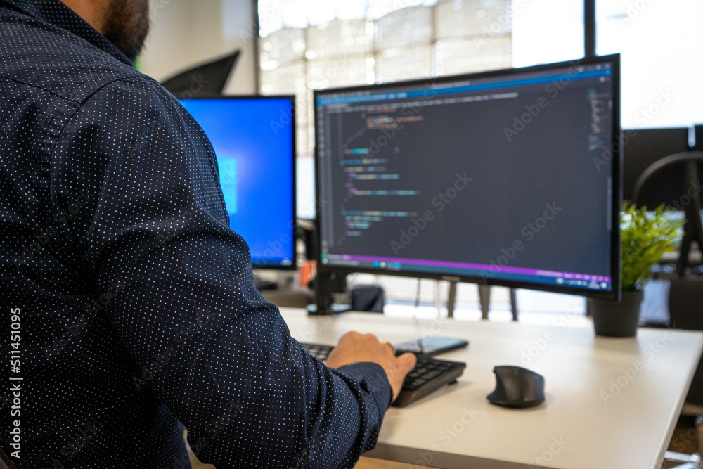 Computerprogrammierer arbeitet an neuem Software Computerprogrammierer arbeitet an neuem Software