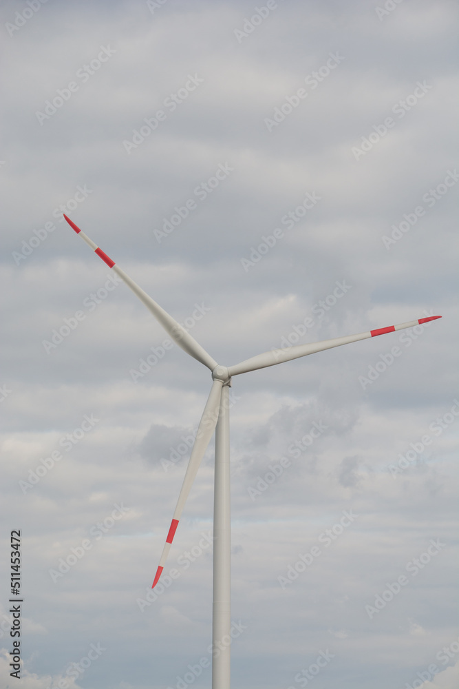 Windkraftanlage mit Wolken, Deutschland