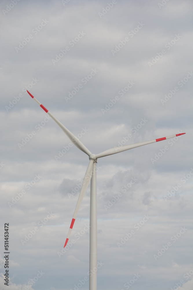 Windkraftanlage mit Wolken, Deutschland Windkraftanlage mit Wolken, Deutschland