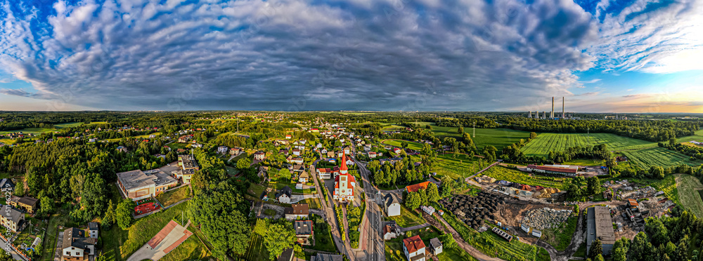 Piękna wieś Godów na południu Polski na Śląsku, pogranicze Polski i Czech, wieczorem, panorama z lotu ptaka. Chmury burzowe.