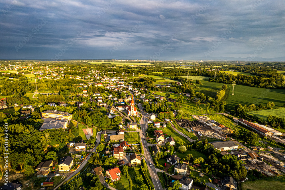 Piękna wieś Godów na południu Polski na Śląsku, pogranicze Polski i Czech, wieczorem, panorama z lotu ptaka. Chmury burzowe.