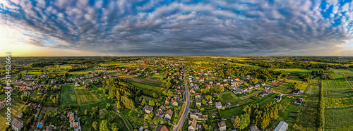 Piękna wieś Godów na południu Polski na Śląsku, pogranicze Polski i Czech, wieczorem, panorama z lotu ptaka. Chmury burzowe.