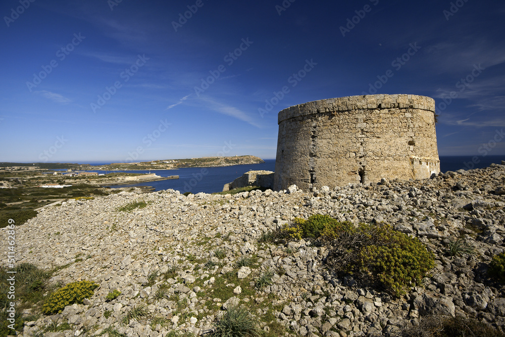 Torre d'en Estuart (Torre d'en Penjat)(s.XVIII) y bocana del puerto de Maó.Cala de Sant Esteve. Menorca. Islas Baleares.España.