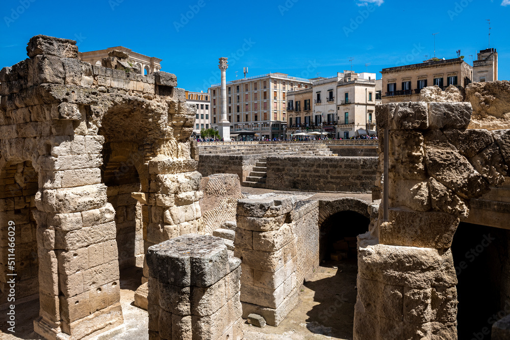 ruiny zabytkowego Rzymskiego amfiteatru w Lecce, region Puglia na południu Włoch - obrazy, fototapety, plakaty 