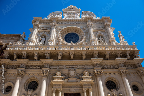 bogato zdobiona fasada budynku - Basilica of Santa Croce, południe Włochy