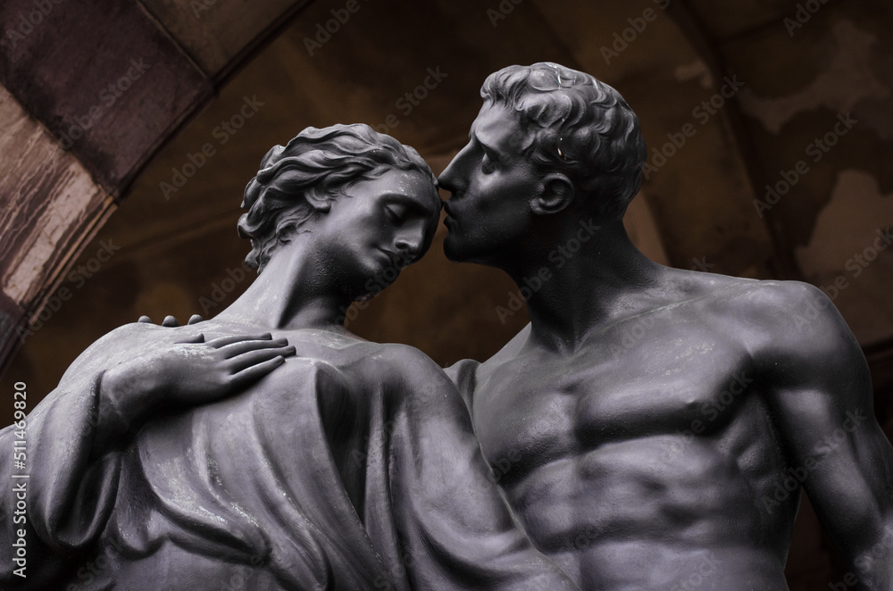 La scultura di bronzo di due amanti che si abbracciano per mano su una tomba del cimitero monumentale di Milano