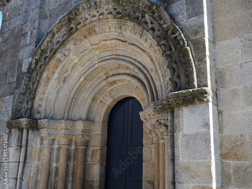 Fotografering portada principal de la capilla de san roque de mellid, románico, arquivoltas de