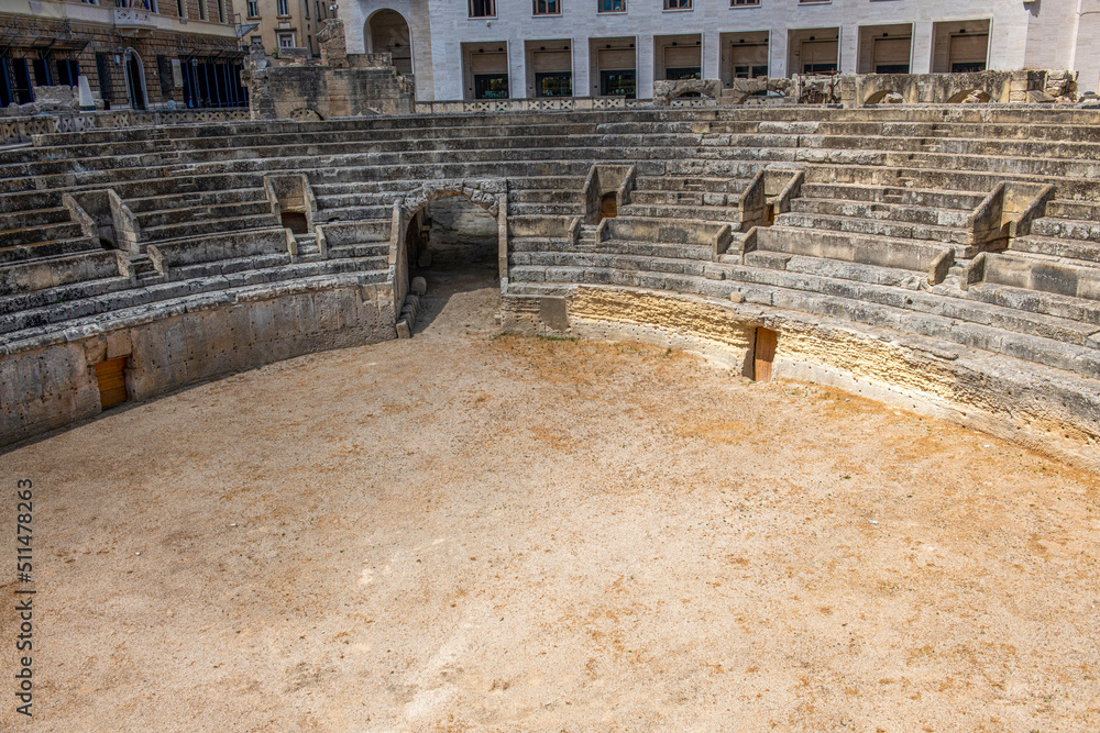 dobrze zachowane ruiny amfiteatru w Lecce we Włoszech - obrazy, fototapety, plakaty 