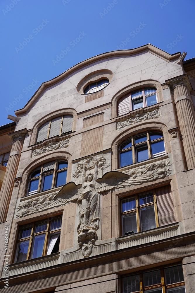 Jugendstilhaus mit weiblicher Engelsfigur in Budapest