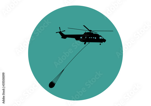 Silueta negra de un helicóptero contraincendios arrastrando la cesta de agua