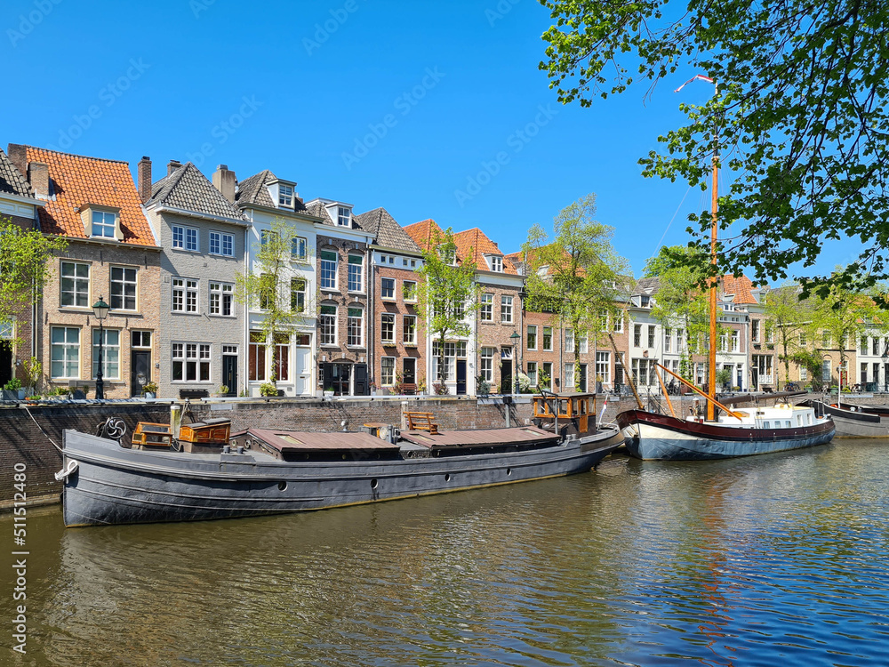The old facades of Brede Haven seen from Smalle Haven in Den Bosch. With from left to right and next to the quay walls, the boats Three Brothers, Catharina and De Enkeling in the Dieze river.