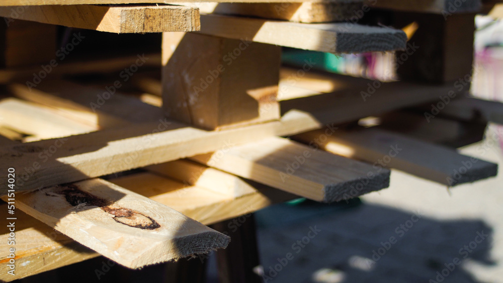 Palettes en bois disposées les unes sur les autres Palettes en bois disposées les unes sur les autres