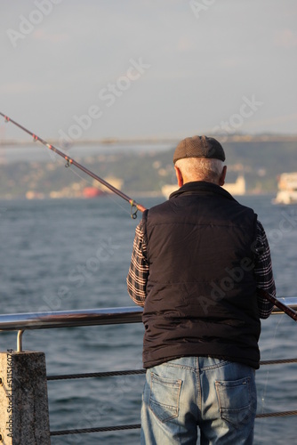 Foto old man fishing in istanbul bosphorus
