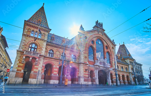 Foto The bright sun over the Central Market Hall, Budapest, Hungary