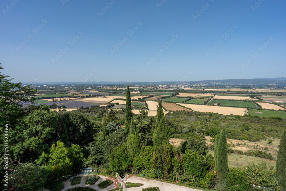 La plaine de Pierrelatte dans la Drôme vue du village médiéval de la Garde-Adhémar
