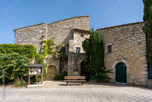 Vue du village médiéval de La Garde-Adhémar