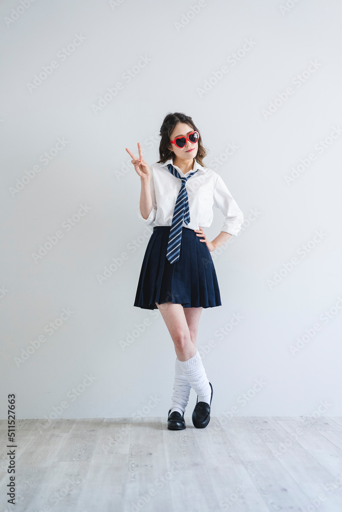 サングラスをかけた女子高生