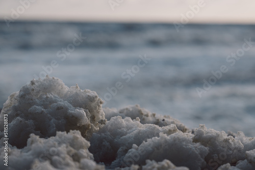 Espuma formada en la costa de la playa. 