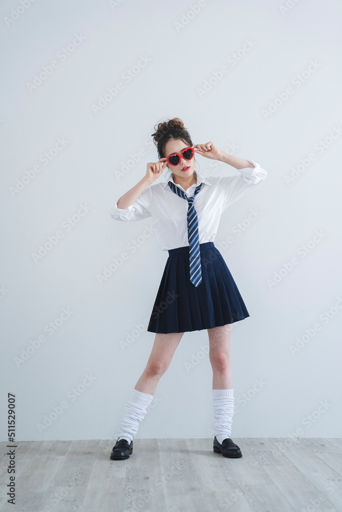 サングラスをかけた女子高生