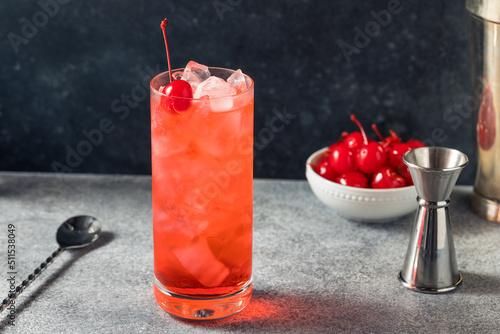 Fotografie Boozy Refreshing Dirty Shirley Cocktail