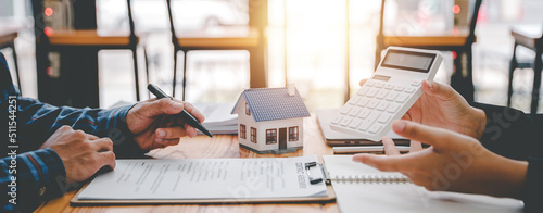 Принти на полотні real estate agent Delivering sample homes to customers, mortgage loan contracts