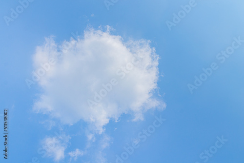 The big white clouds in the clear holiday sky convey the comfort of the weather.