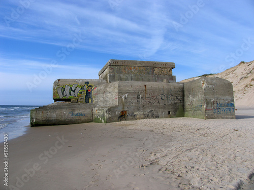 Überreste des Atlantik Wall in Lokken mit Bunkern. 
2. Weltkrieg, Juetland, Daenemark, Europa  --
Remains of the Atlantic Wall in Lokken with bunkers.
WWII, Jutland, Denmark, Europe