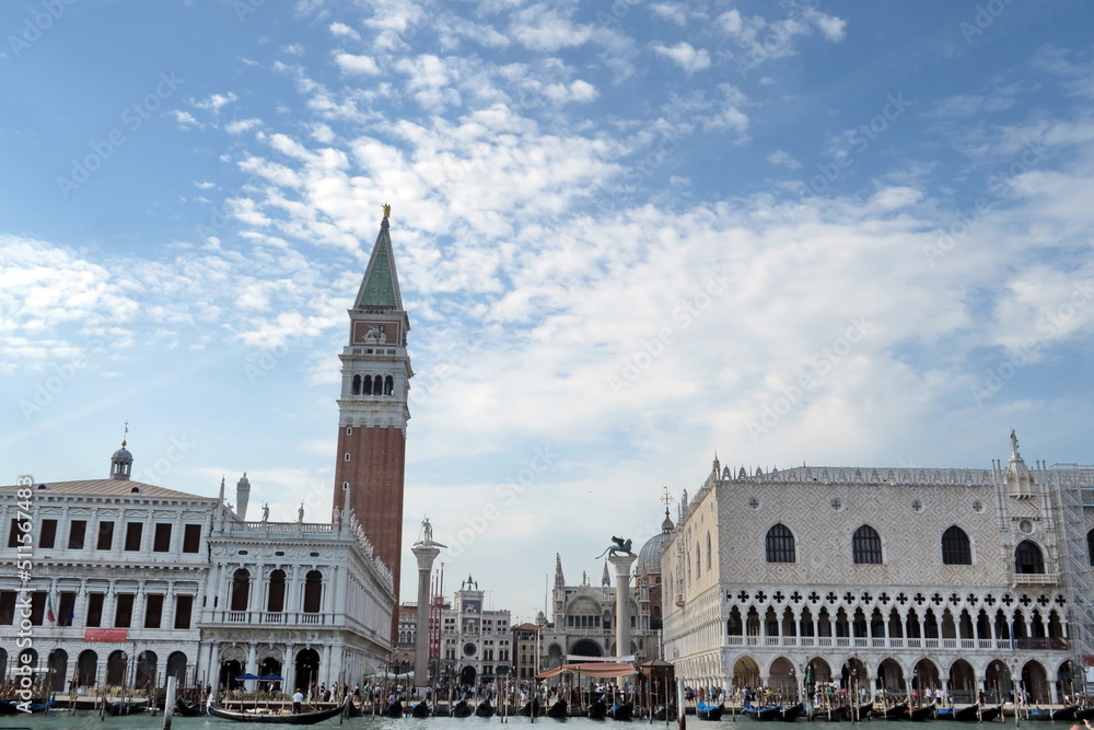 Naklejka premium Place Saint Marc et monuments de Venise. Vue depuis la lagune. Italie.