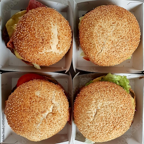 Fotografie Minimalistyczna i symetryczna kompozycja burgerów