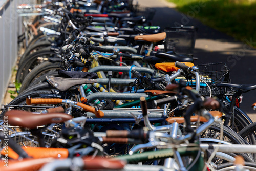 Hunderte von Fahrrädern auf einer Strasse in Zürich