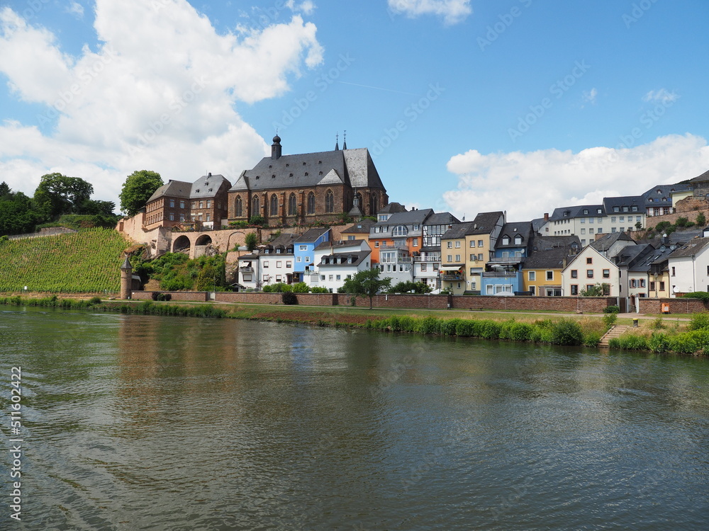 Stadt Saarburg an der Saar – Ansichten von der Saarseite -  inmitten von Weinbergen in Rheinland-Pfalz