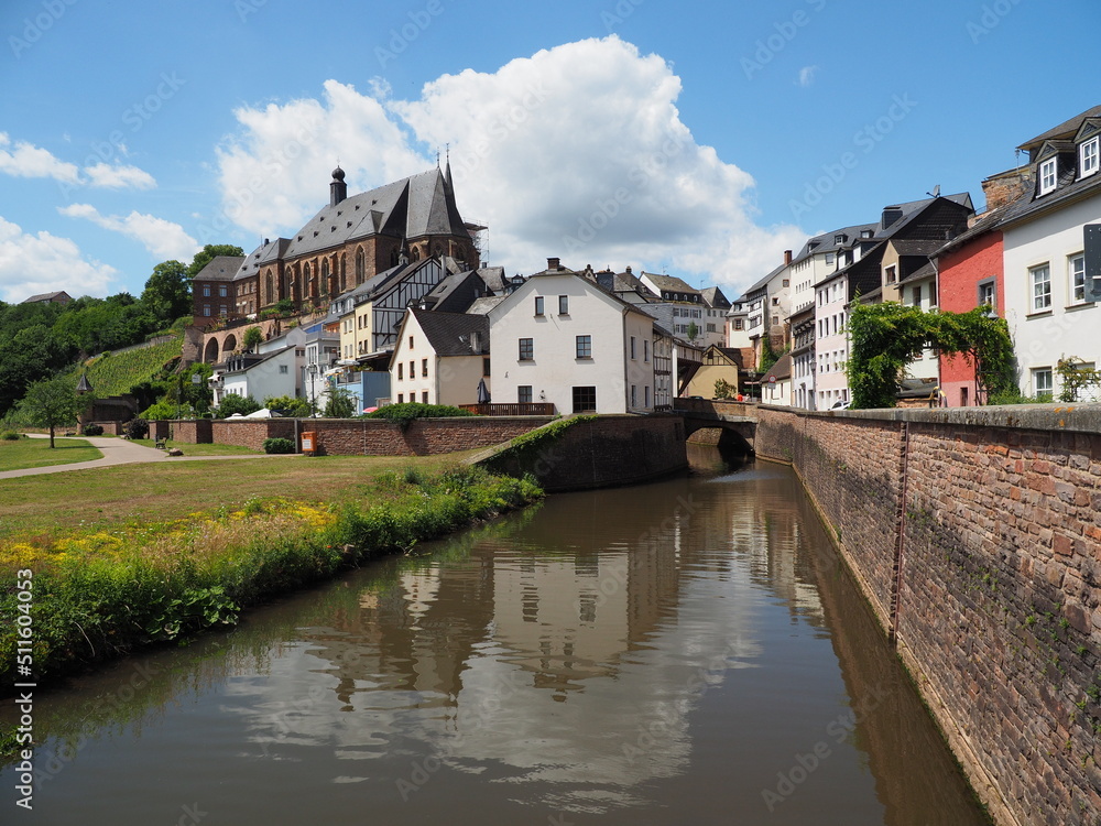 Fototapeta premium Stadt Saarburg an der Saar – Ansichten von der Saarseite - inmitten von Weinbergen in Rheinland-Pfalz